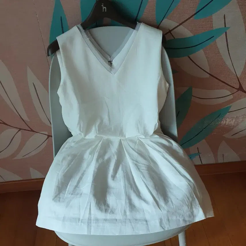 [BUNJANG] Ivory Sleeveless Blouse / 아이보리 나시 블라우스 새제품