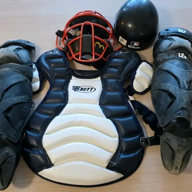 [BUNJANG] Youth Catcher's Gear Set (Brett Protector, Wilson Helmet, Wilson Leg Guard, Morimoto Mask) / 야구 포수 장비 세트