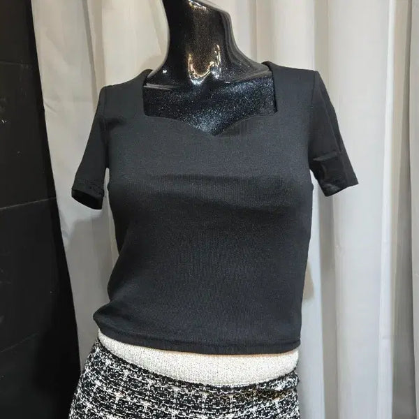 [BUNJANG] Cropped Queen's Neck Black T-shirt / 크롭 퀸즈넥 블랙 반팔