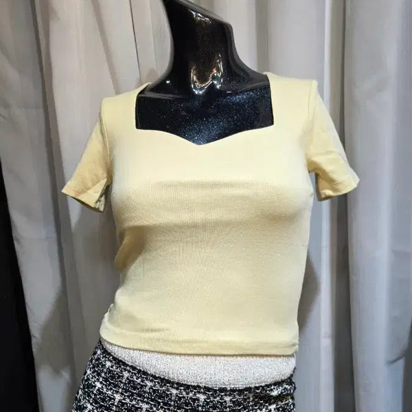 [BUNJANG] Queensneck Cropped Short Sleeve T-Shirt (Light Yellow) / 크롭 퀸즈넥 연노랑 반팔