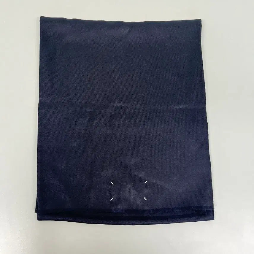 [BUNJANG] Maison Margiela Basic Design Navy Silk Scarf / [정품] 메종마르지엘라 베이직 디자인 네이비 실크 머플러