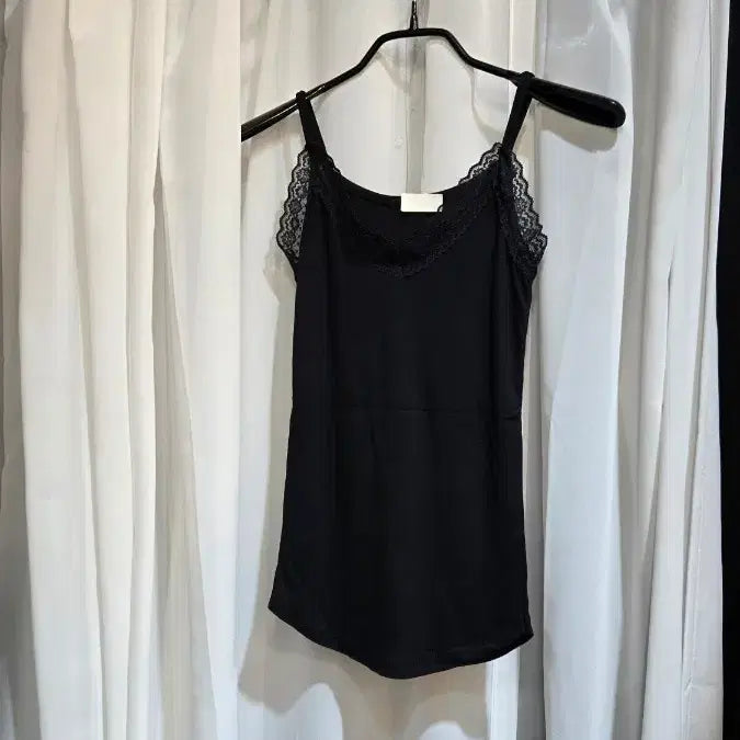 [BUNJANG] Black V-Neck Sleeveless Top with Lace and Unique Hemline / 밑단유 브이넥 앞레이스 블랙 나시