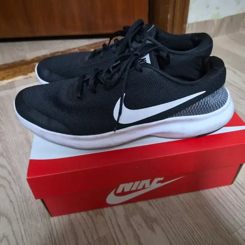[BUNJANG] Nike Black Sneakers / 나이키 운동화 검정색   280/285/295
