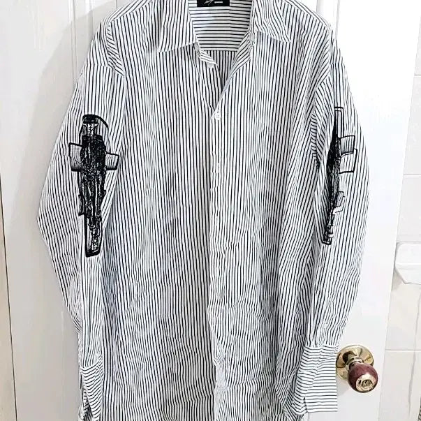 [BUNJANG] Songzio Homme Striped Oversized Embroidered Shirt White/Black / [송지오 옴므] 스트라이프 오버사이즈 자수 셔츠 화이트블랙 상태최상