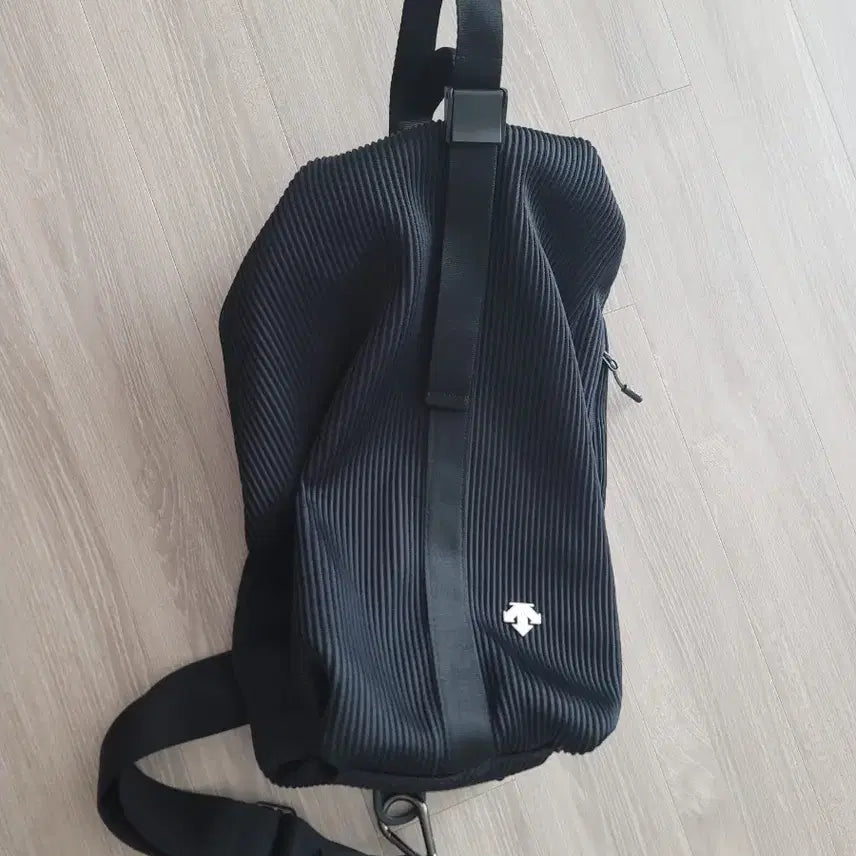 [BUNJANG] Descente Cross Bag / 데상트 크로스백