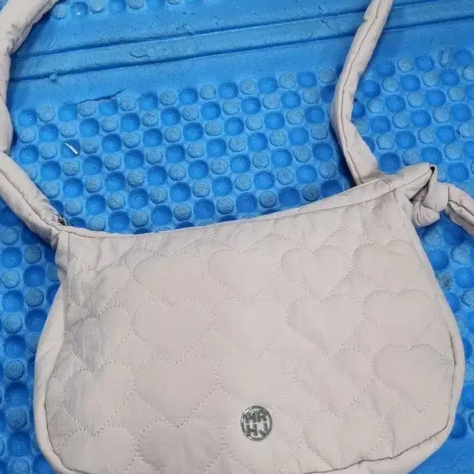 [BUNJANG] Meren J Quilted Crossbody Bag / 메르엔 제이 크로스 가방