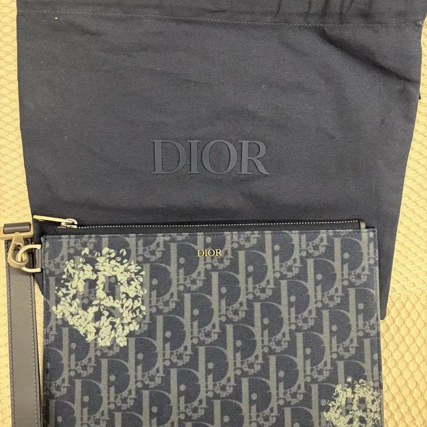 [BUNJANG] Dior x Denim Tears A5 Pouch Denim Blue / [새상품급/정품] 디올 x 데님 티어스 A5 파우치 데님 블루 디올 오블리크 피스 사인 디올 티어스