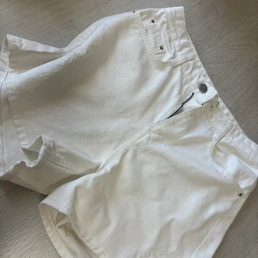[BUNJANG] White Shorts / 에이블리 흰 반바지 교신 가능