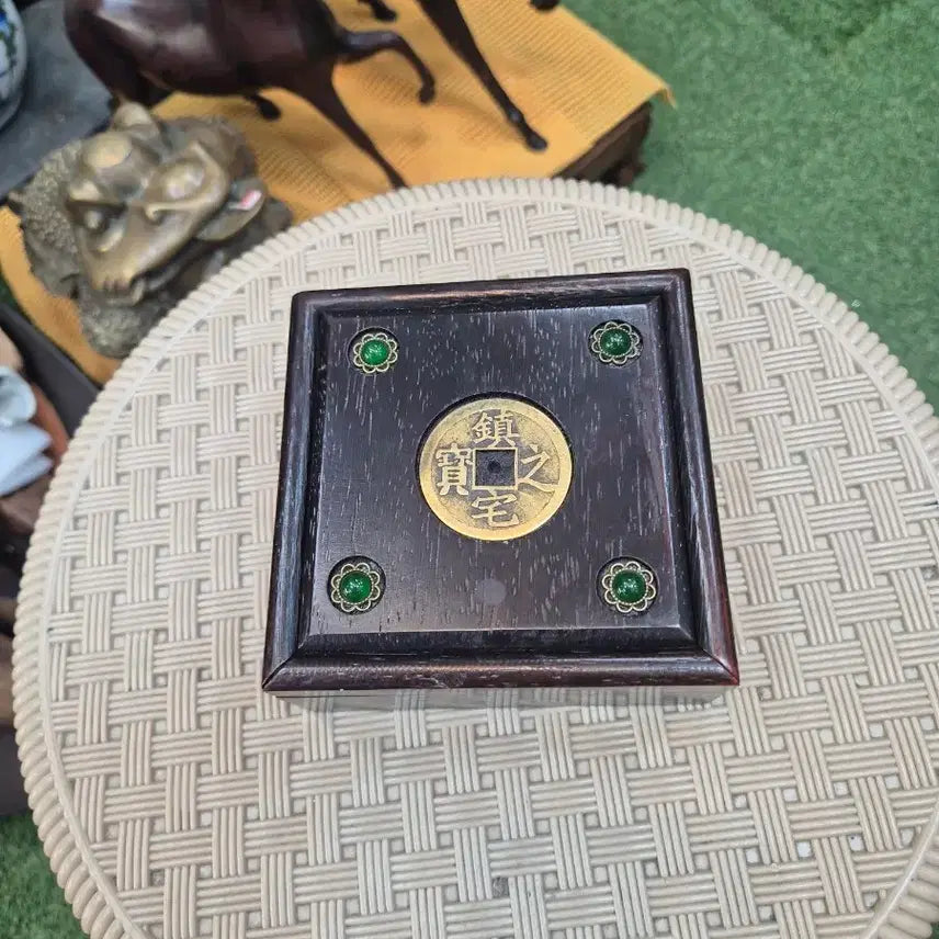 [BUNJANG] Exquisite Wooden Box with Jade and Coin Decoration / 고급 나무상자