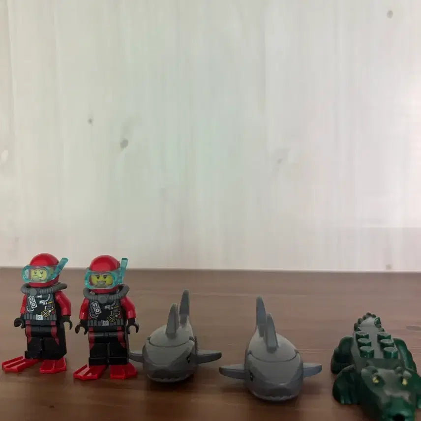 [BUNJANG] LEGO Minifigure Diver, Shark, and Crocodile Set / 레고 미니피규어 잠수부 상어 악어 세트