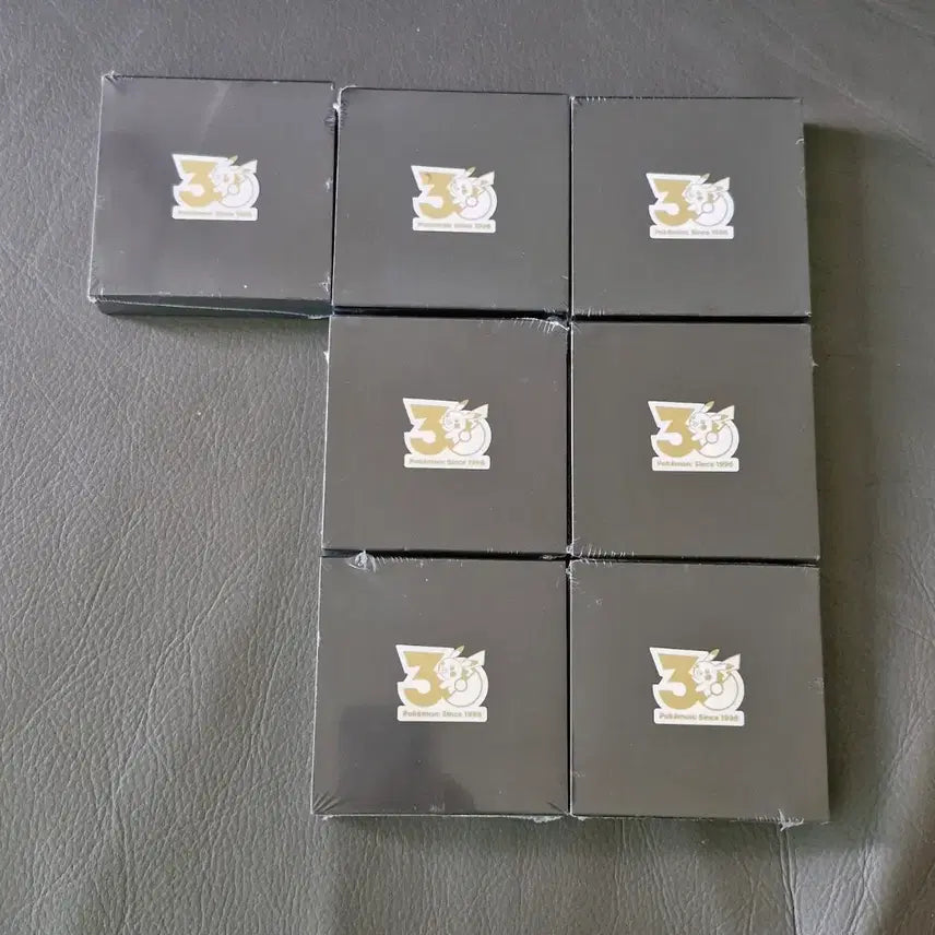 [BUNJANG] Pokemon 30th Anniversary August Badge / 포켓몬 뱃지 30주년 기념  8월 뱃지 판매 포켓몬 스토어 8월 뱃지 벳지 수집  포켓몬스터 포켓몬8월뱃지