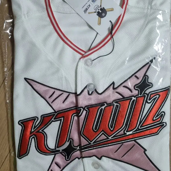 [BUNJANG] KT Wiz x One Piece Collaboration Luffy Fashion Uniform (Size 105) / Kt위즈 원피스 콜라보 패션유니폼 루피 105 노마킹 원가양도