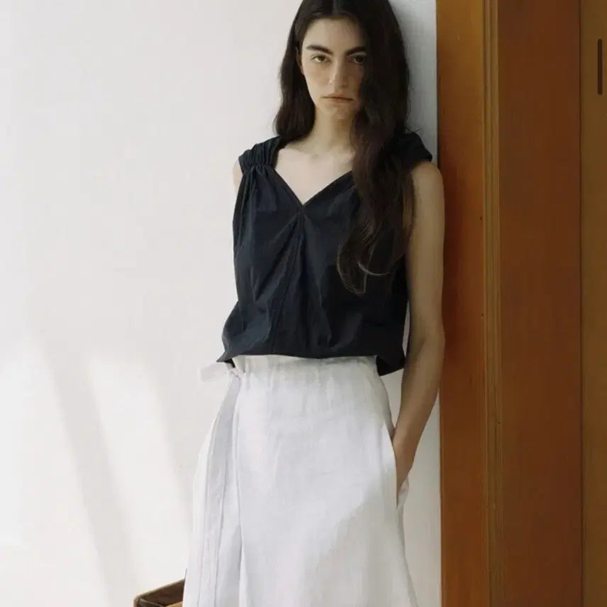 [BUNJANG] Lois Shoulder Shirring Sleeveless Top / 르와 숄더 셔링 슬리브리스