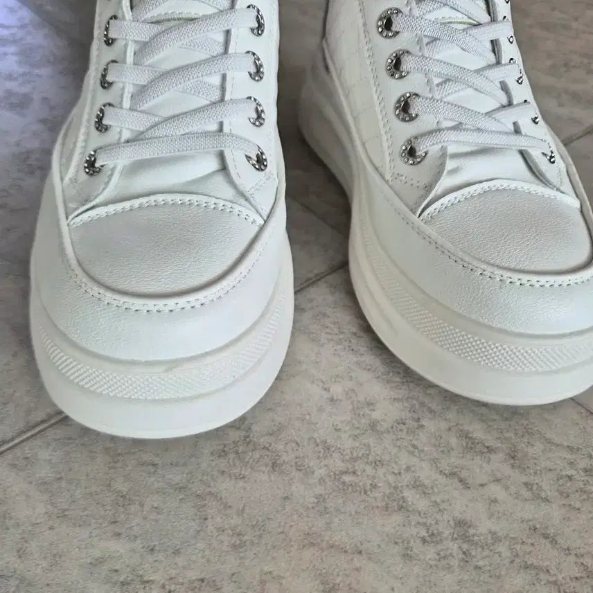 [BUNJANG] Oliwhite Platform Sneakers with Cubic Decoration / 올리화이트 플랫폼 스니커즈 큐빅 장식