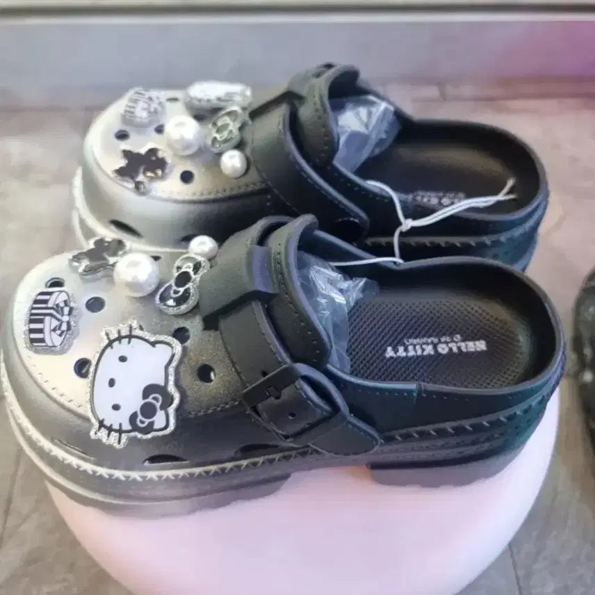 [BUNJANG] Hello Kitty Silver & Black Sandals / 헬로키티 실버블랙 샌들 240/250