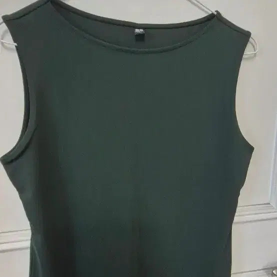 [BUNJANG] Uniqlo Women's Sleeveless T-Shirt (L) / 유니클로  나시 L 새거