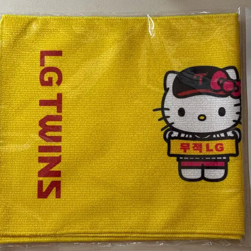 [BUNJANG] LG Twins Hello Kitty Cheering Towel (Sealed) / (미개봉) LG 엘지트윈스 헬로키티 응원타올