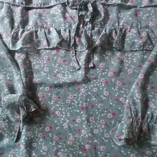 [BUNJANG] Chiffon Floral Print Blouse with Ruffle Details / 쉬폰브라우스