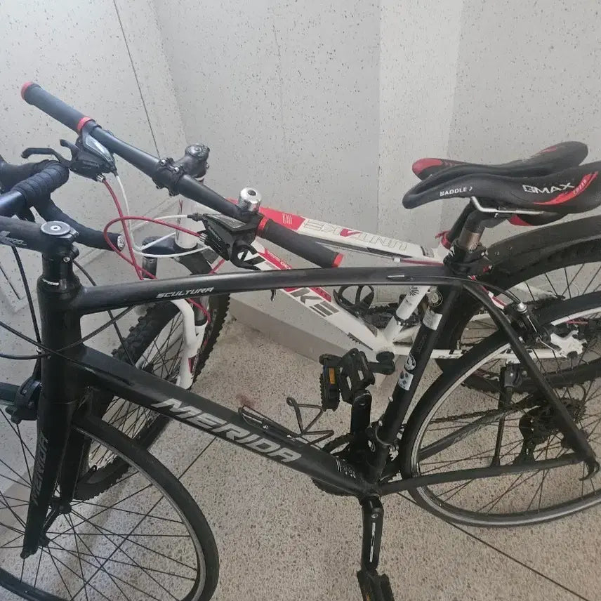 [BUNJANG] Used Bicycle for Sale / 자건거팝니다 직접오셔야됍니다 뒤에있는 흰색,빨강섞인자전거팝니다