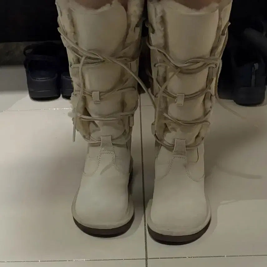 [BUNJANG] UGG Whitley Tall Lace-Up Boots / UGG Whitley Tall 어그 레이스업 어그 부츠 240