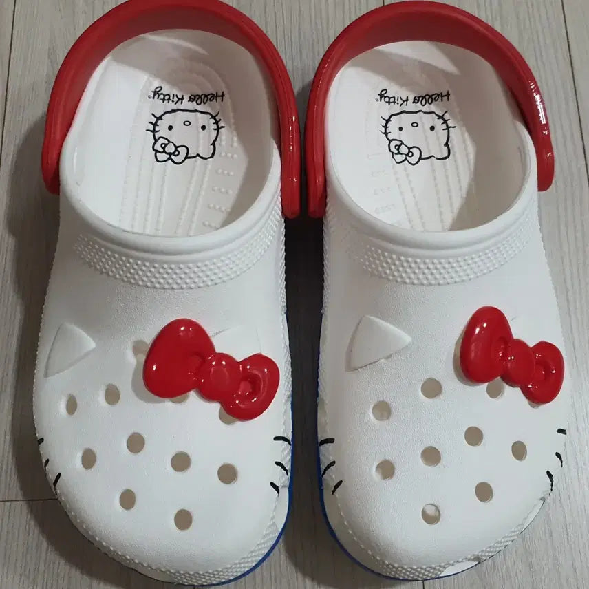 [BUNJANG] Crocs Hello Kitty Classic Clog J5 (240) / 크록스 헬로키티 클래식 J5 (240)