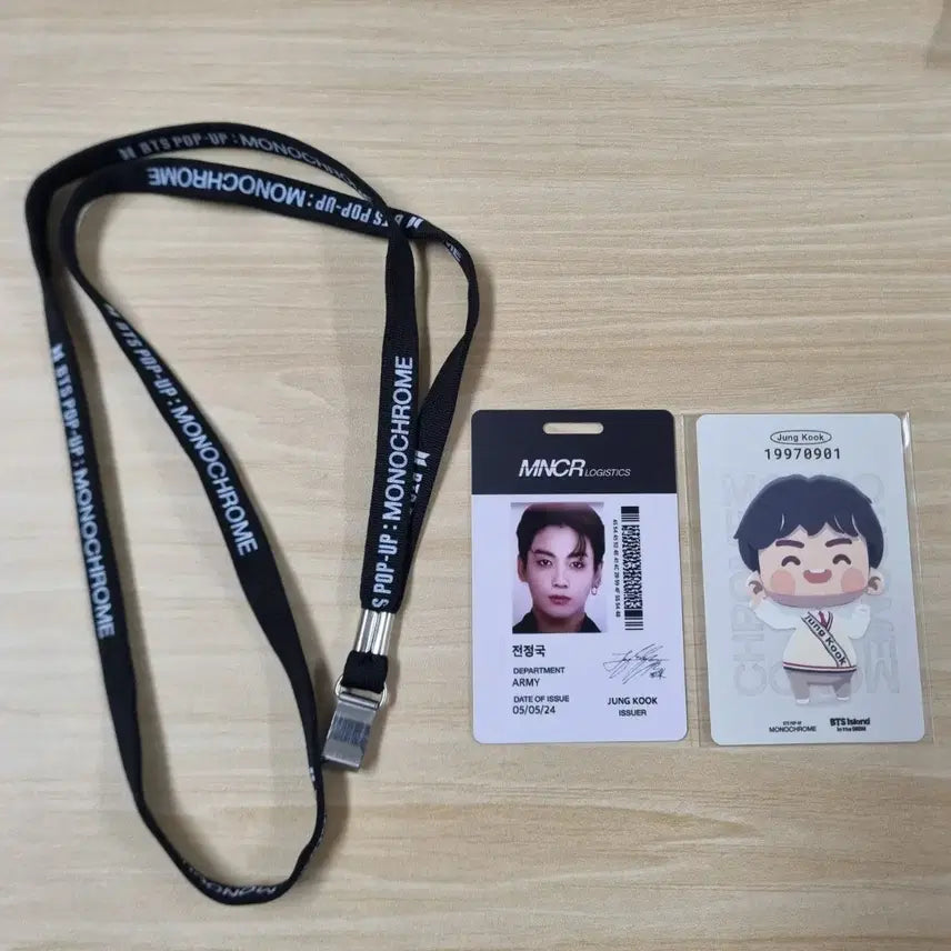 [BUNJANG] BTS Jungkook Monochrome Photocard and Strap / BTS 팝업 스토어 모노크롬 정국 포토 카드 및 스트랩