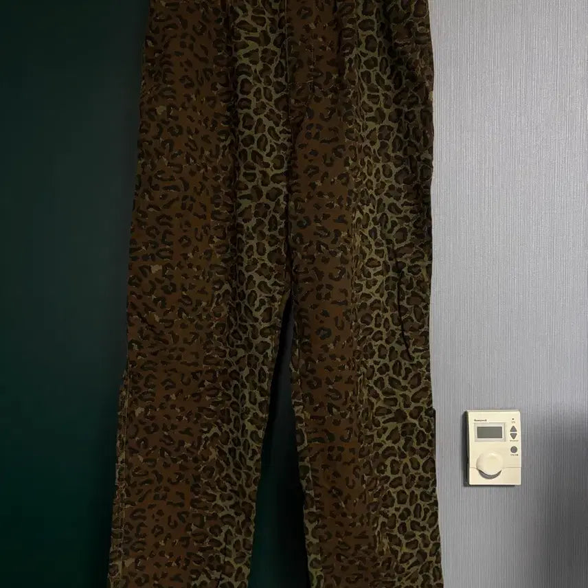[BUNJANG] Stussy Leopard Beach Pants Olive / 스투시 레오파드 비치 팬츠 올리브