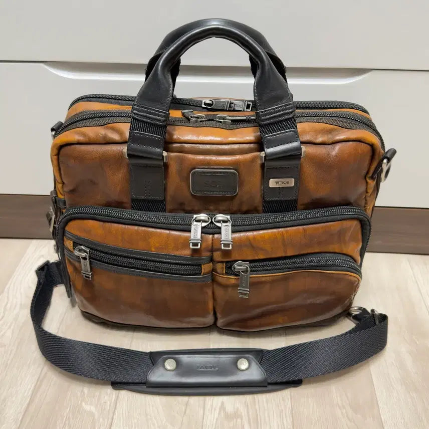 [BUNJANG] TUMI Alpha Bravo Brown Leather 2-Way Commuter Briefcase Bag / 브라운 가죽 소재의 투미 알파 브라보(TUMI Alpha Bravo) 2way 브리프케이스/백입니다