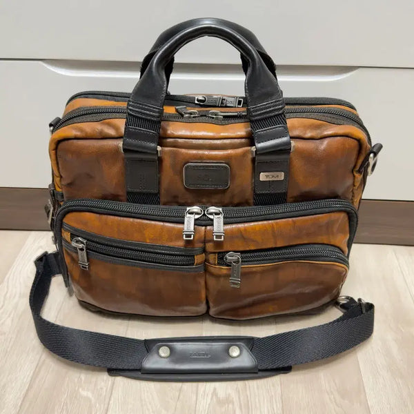 [BUNJANG] TUMI Alpha Bravo Brown Leather 2-Way Commuter Briefcase Bag / 브라운 가죽 소재의 투미 알파 브라보(TUMI Alpha Bravo) 2way 브리프케이스/백입니다