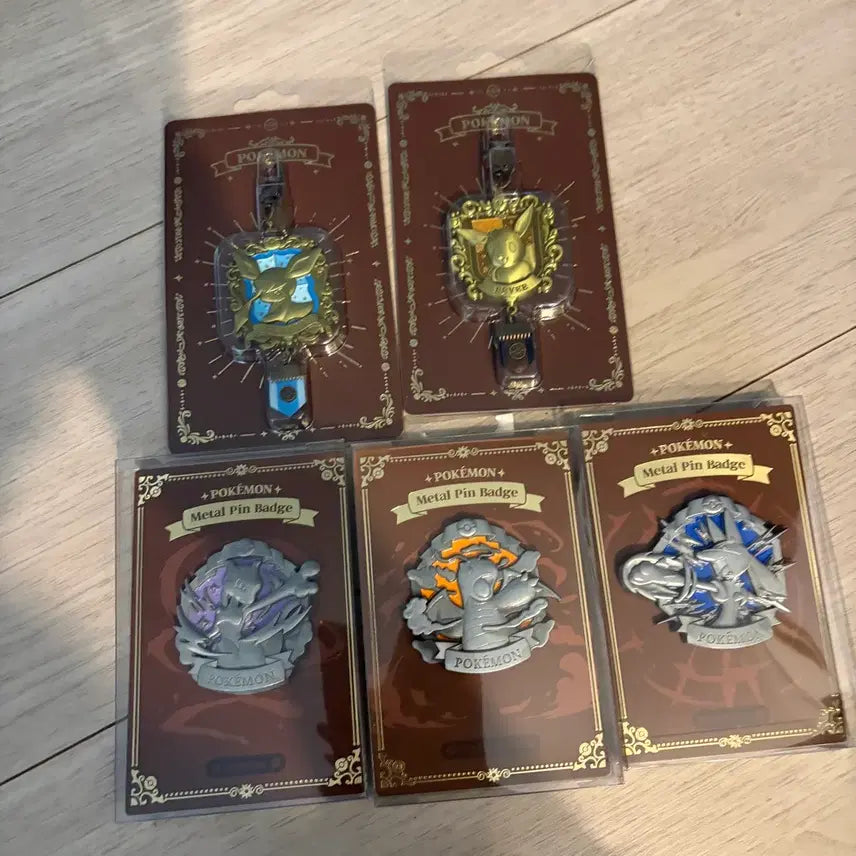[BUNJANG] Pokemon Metal Pin Badge & Keychain Bundle Set (5 Types) / 급처) 일괄 5개 포켓몬 메탈 핀 배지, 키링 망나뇽/뮤츠/루카리오/글레이시아/이브이