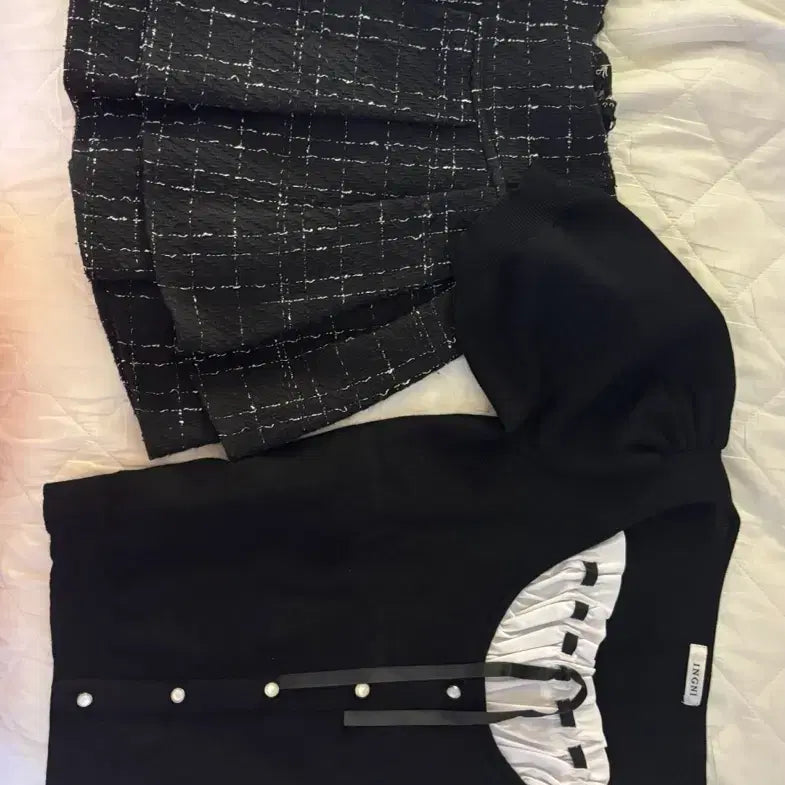 [BUNJANG] MICHIE MICHIE Mignon Tweed Black S / Ingni Ribbon Puff Short Sleeve Blouse Black / 미셸 마카롱 미각 트위드 블랙S, 잉그니 리본 퍼프 반팔 블라우스 블랙