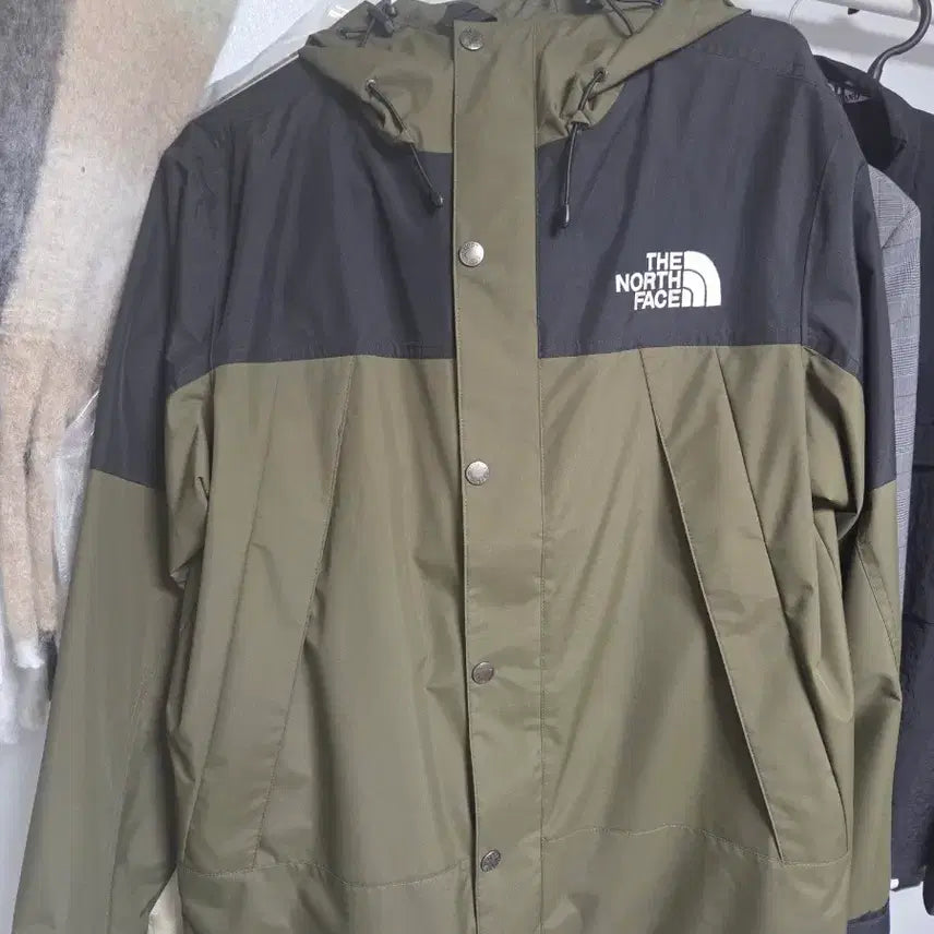 [BUNJANG] The North Face Mountain Jacket (Size S) Khaki/Black / 노스페이스 마운틴 바람막이 S(90)