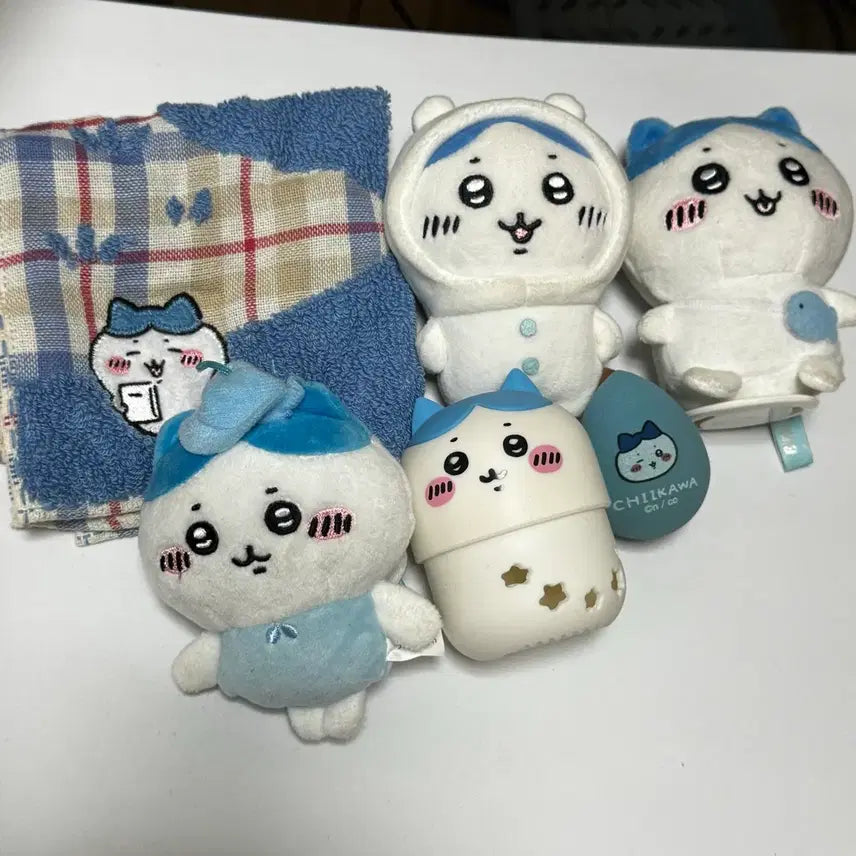 [BUNJANG] Chiikawa Hachiware Pitaruesto Plush Doll Handkerchief Puff Bundle Set / 먼작귀 하치와레 피타레스토 인형 손수건 퍼프 일괄