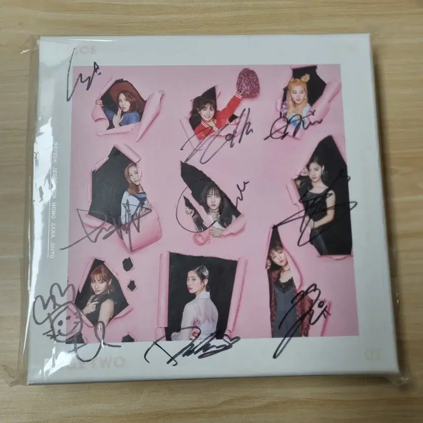 [BUNJANG] TWICE Page Two All Members Autographed Album / 트와이스 (TWICE) page two 전 멤버 사인앨범