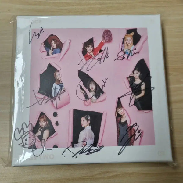 [BUNJANG] TWICE Page Two All Members Autographed Album / 트와이스 (TWICE) page two 전 멤버 사인앨범