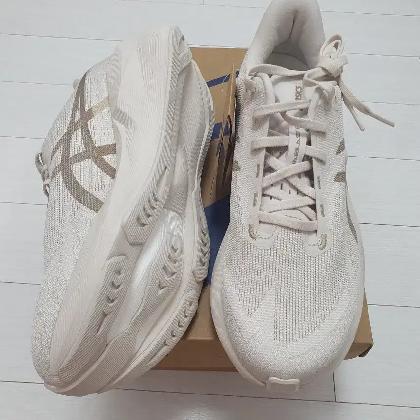 [BUNJANG] ASICS Novablast 6 Oatmeal Running Shoes (Size 265, 270) / 새상품) 노바블라스트6 오트밀 265,270 러닝화
