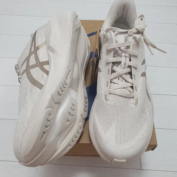 [BUNJANG] ASICS Novablast 6 Oatmeal Running Shoes (Size 265, 270) / 새상품) 노바블라스트6 오트밀 265,270 러닝화