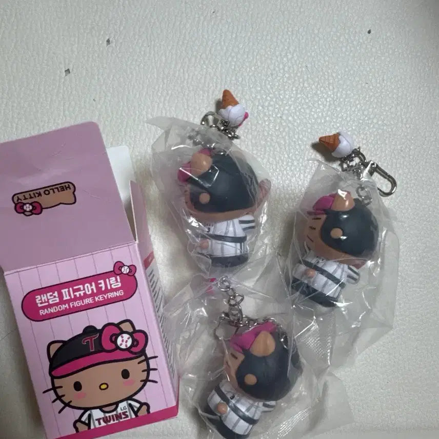 [BUNJANG] Hello Kitty Baseball Player Random Figure Keychain / 랜덤 피규어 키링 헬로키티 야구선수