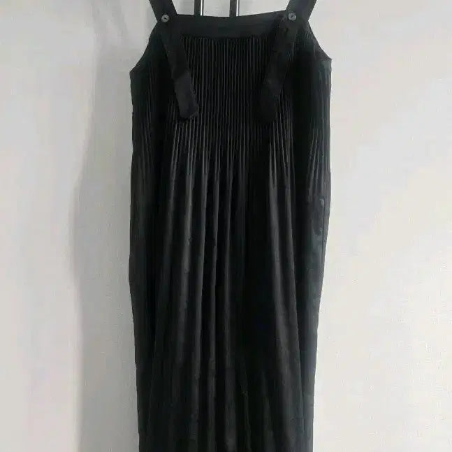 [BUNJANG] Black Pleated Strap Midi Dress / 블랙 플리츠 멜빵 원피스