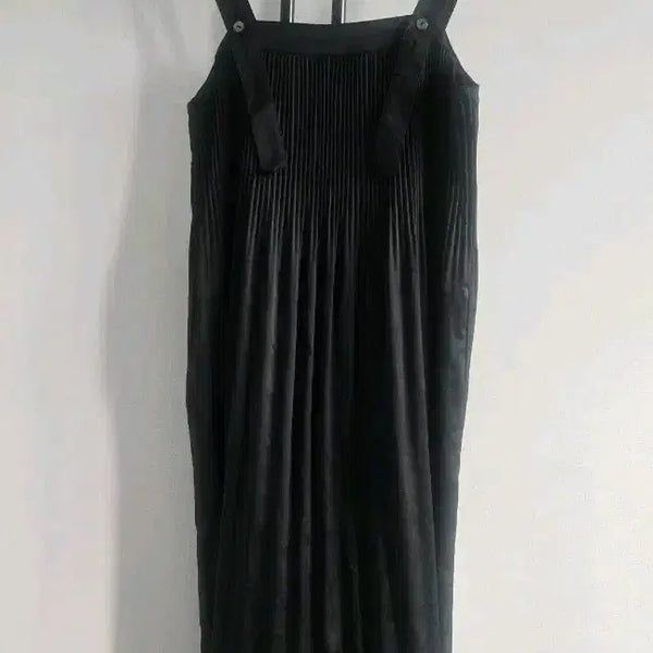 [BUNJANG] Black Pleated Strap Midi Dress / 블랙 플리츠 멜빵 원피스
