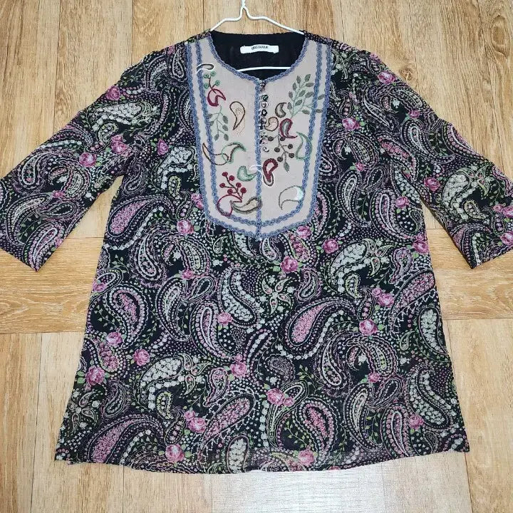 [BUNJANG] Bicollique Paisley Linen Embroidered Blouse / 비꼴리끄 블라우스