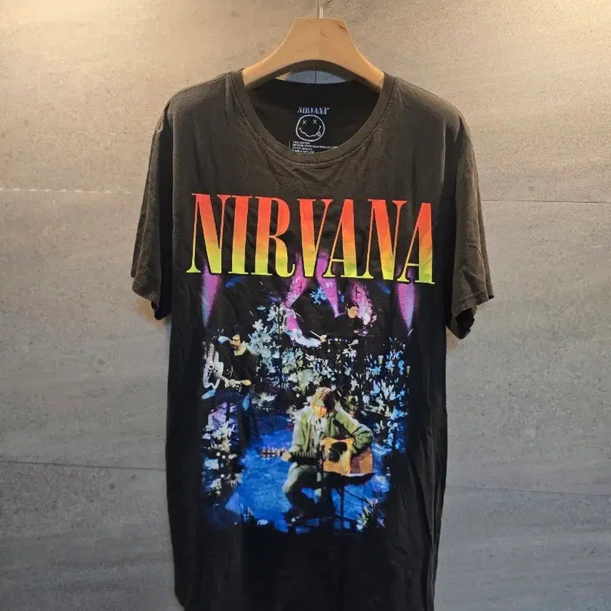 [BUNJANG] Nirvana Official Merchandise Graphic T-Shirt / NIRVANA. 오피셜굿즈. 정품 반팔티.