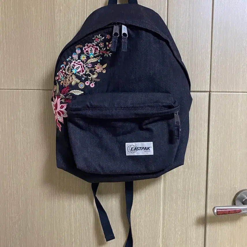 [BUNJANG] Eastpak Padded Parker Backpack Floral Embroidery / [EASTPAK] 이스트팩 패디드파커 플라워 자수 백팩
