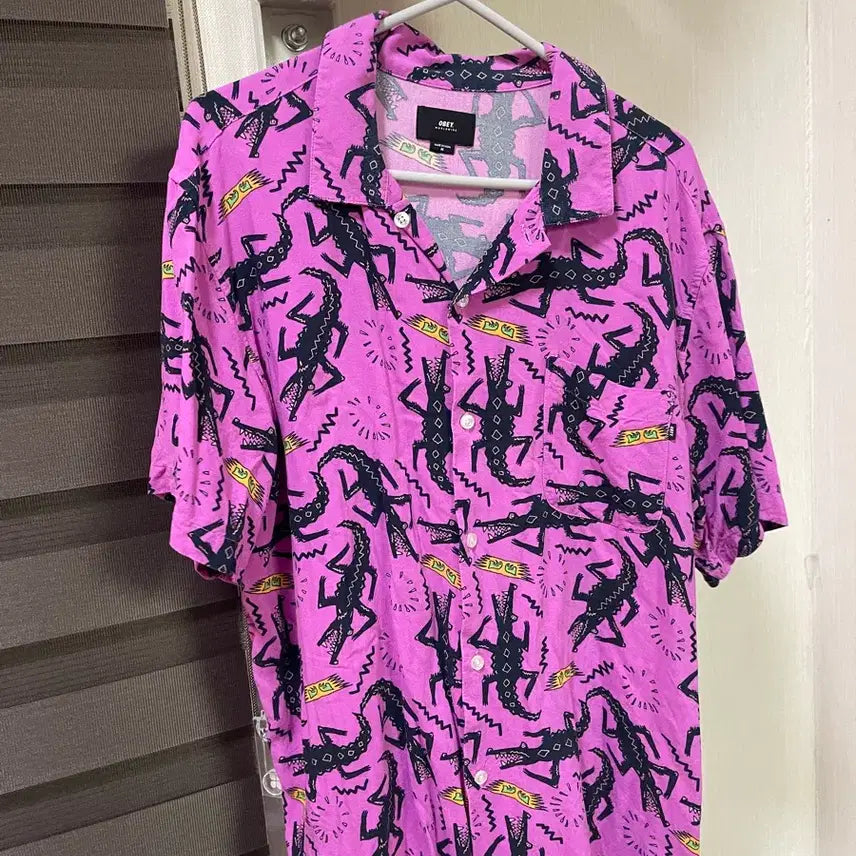 [BUNJANG] OBEY Crocodile Pattern Short-Sleeve Button-Up Shirt Pink/Black Multi / OBEY 오베이 핑크 악어 패턴 반팔 셔츠 M