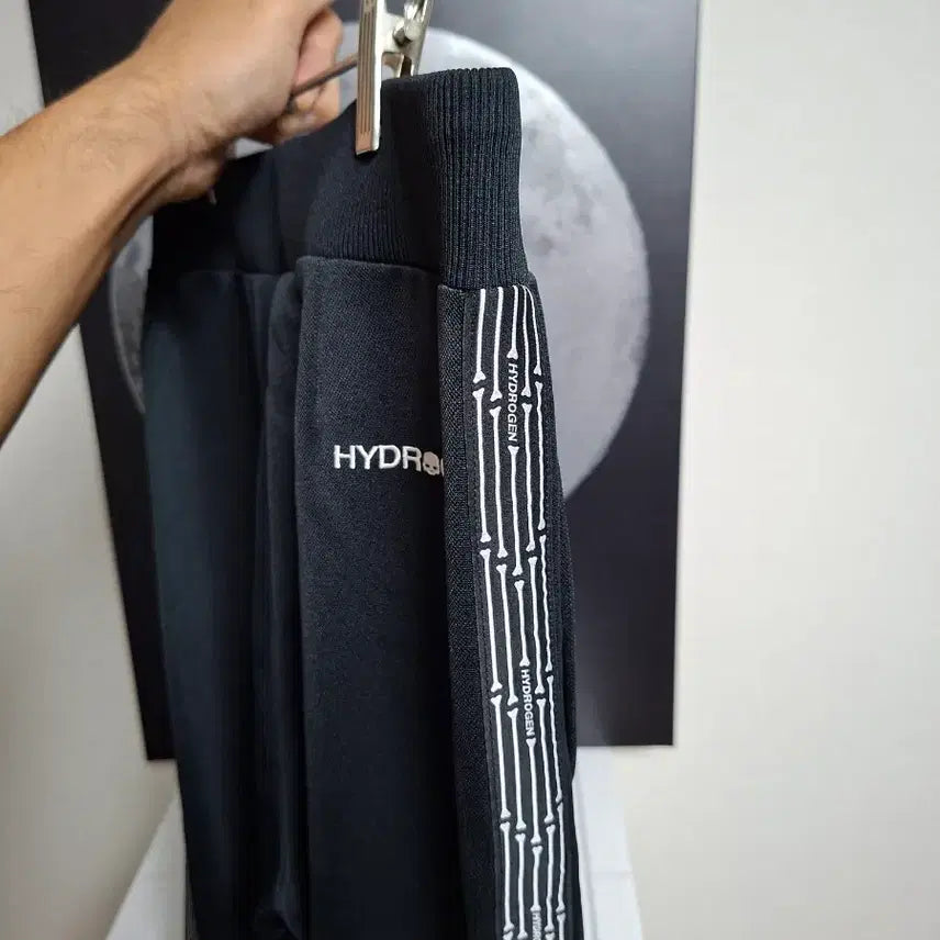 [BUNJANG] HYDROGEN Skull Bone Taping Jogger Pants (Black, M) / [정품/M] 하이드로겐(HYDROGEN) 스컬 사이드 본테이핑 조거 팬츠 (블랙)