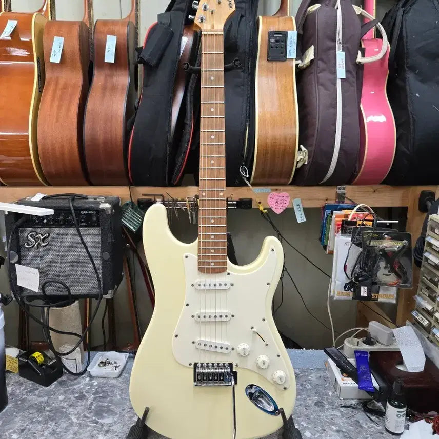 [BUNJANG] BRONX Stratocaster Style Electric Guitar (White) / BRONX 브롱스 일렉기타