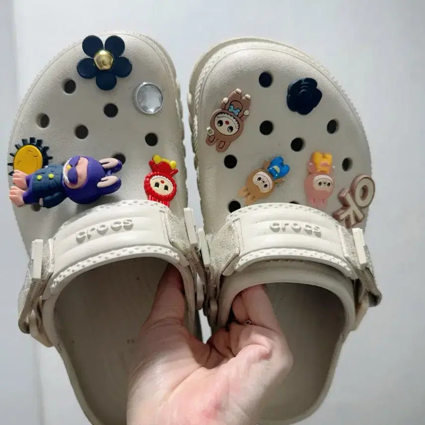 [BUNJANG] Crocs Stomp Clog Ivory M4/W6 with Jibbitz / 크록스 스톰프 클로그 아이보리 M4/W6 지비츠 포함 230mm