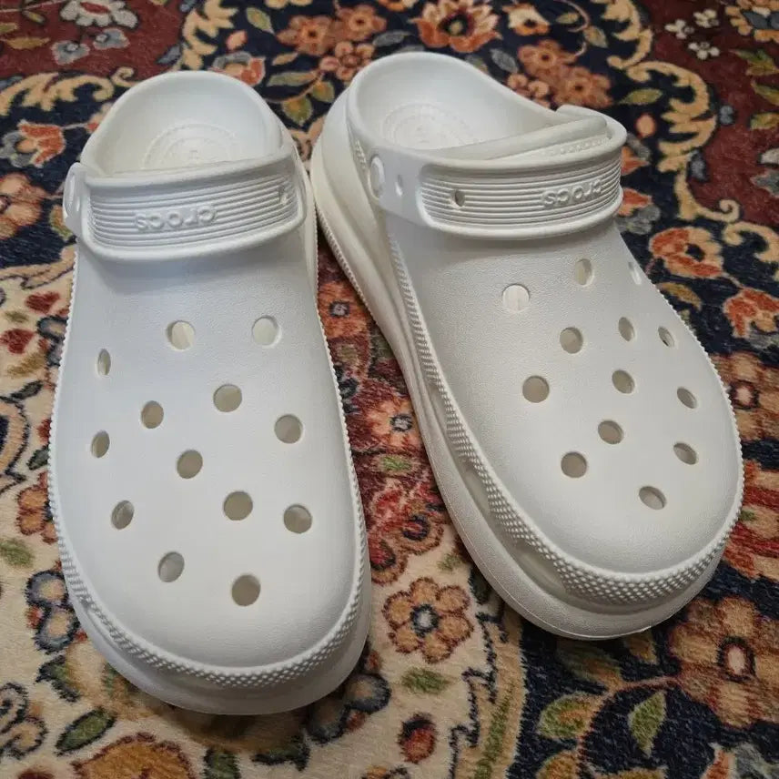 [BUNJANG] Crocs Classic Crush Clog White (US M6/W8) / 크록스 클래식 크러쉬 클로그 - 화이트 (US M6/W8)