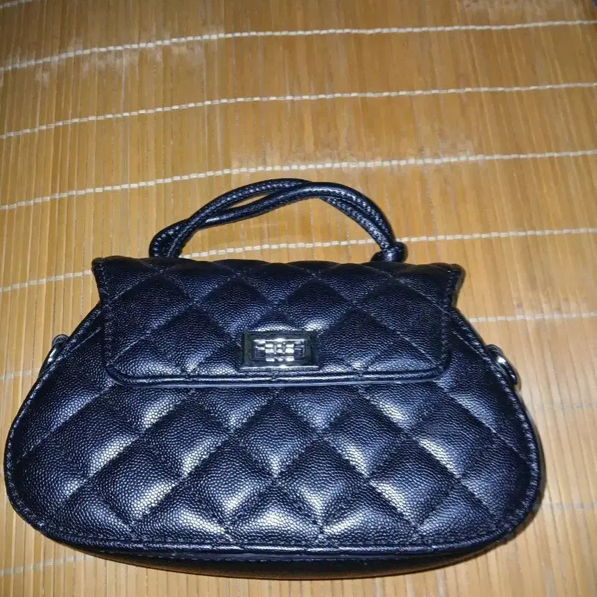 [BUNJANG] Quilted Chain Shoulder Bag - Black / 퀼팅 체인 숄더백 블랙