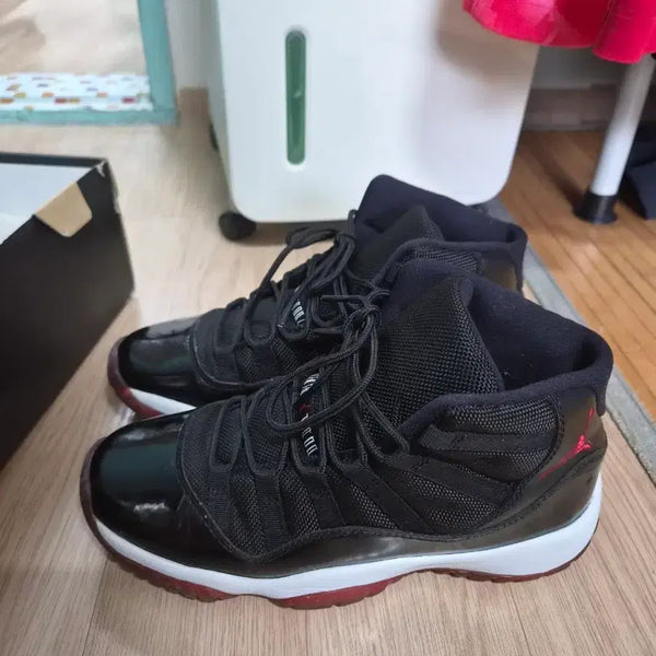 [BUNJANG] Nike Air Jordan 11 Retro 'Bred' GS / 나이키 에어 조던 11 레트로gs  브레드 240